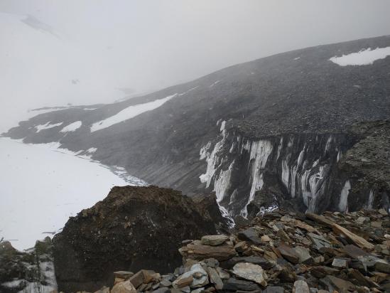 Entre le Barma La et Rajun Karu, on a failli louper le lac glaciaire tant il était noyé dans le brouillard...