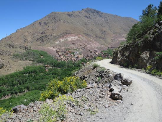 Après un parcours en balcon au-dessus de la cuvette d'Imlil, arrivée en vue d'Aït Souka