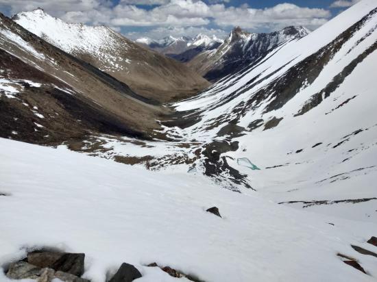 Au Gonma La, vue plongeante sur le vallon E (photo Tundup)