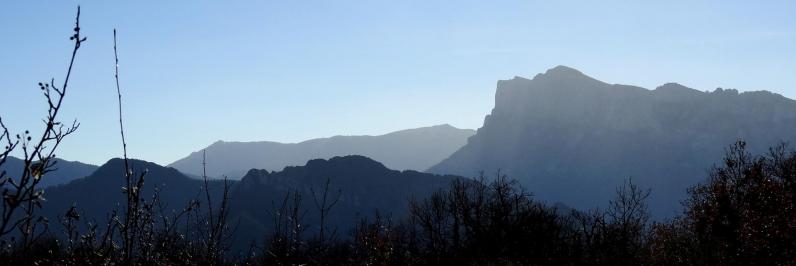 Depuis la crête, vue arrière sur les Trois-Becs et Couspeau