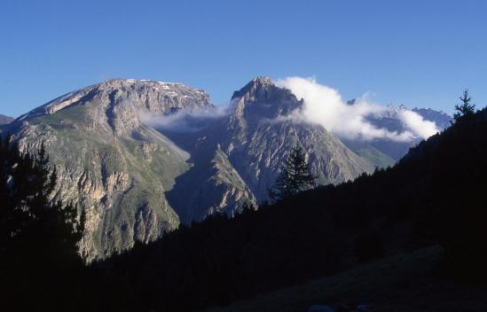 Montée au refuge de Chambeyron (au fond La Mortice)