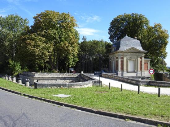 Entrée dans le parc de Rentilly par la grille Noire