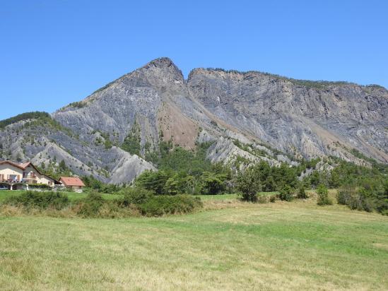 Le sommet de la Viste domine le village de Rousset