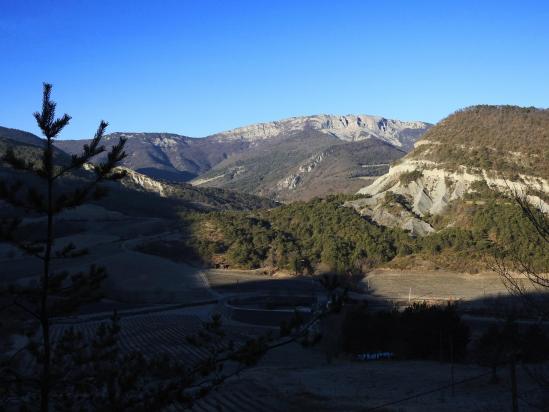 Montée matinale de Mielandre au col de Fonturière (au fond, la montagne de la Lance un peu occultée par la montagne Robert et ses marnes)