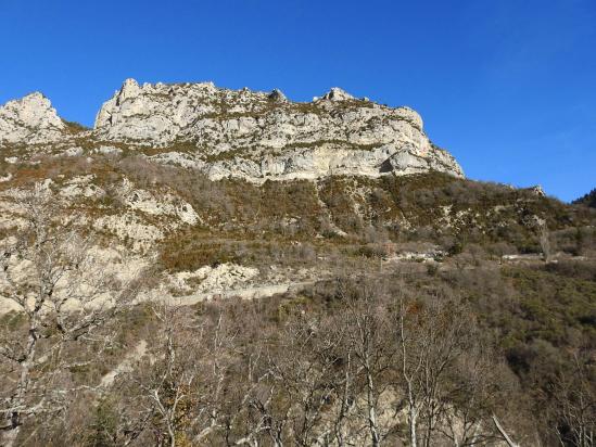 Le Roc de Chalancon vu depuis la route d'accès au village