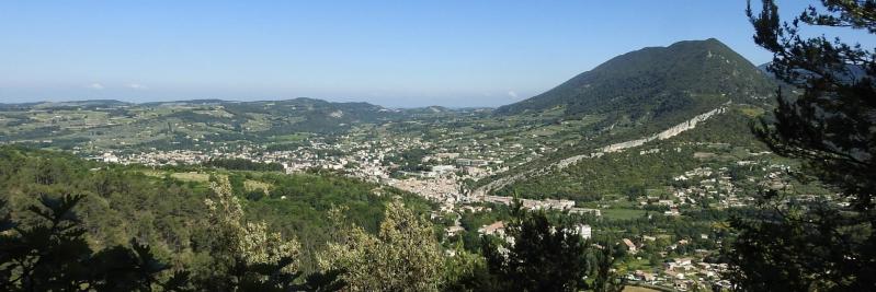 Au départ de Nyons, vue sur la vallée et la montagne des Vaux