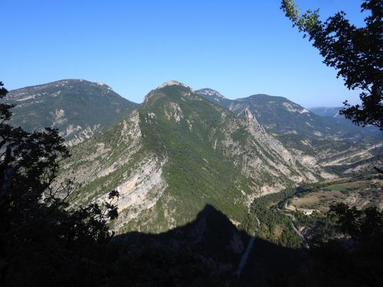 Depuis Les Gravelles, vue plongeante sur la vallée de la Roanne