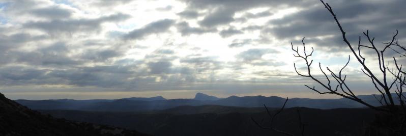 Lors de la remontée du cirque de la Séranne, Hortus et Pic Saint-Loup à l'horizon