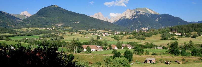 Au départ de la gare de Lus-la-Croix-Haute, vue panoramique sur les Aiguilles de la Jarjatte