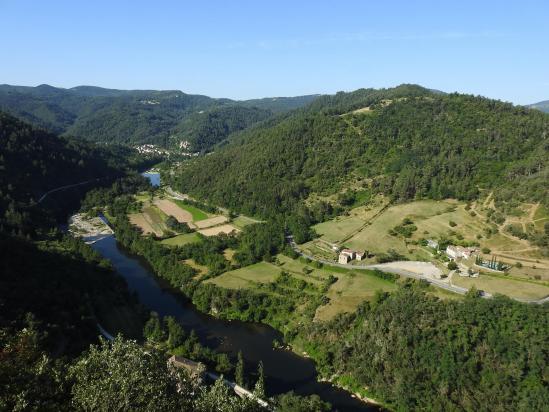 Vue plongeante sur la vallée de l'Eyrieux depuis le belvédère situé entre Ollières et Saint-Michel-de-Chabrillanoux