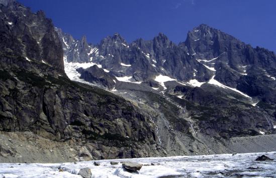 Sur la Mer de Glace au pied du Montevers, le vallon de la Charpoua dominé par ll'Aiguille du Moine