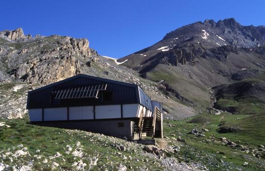 Arrivée au refuge de Chambeyron (au fond, la Pointe d'Aval)