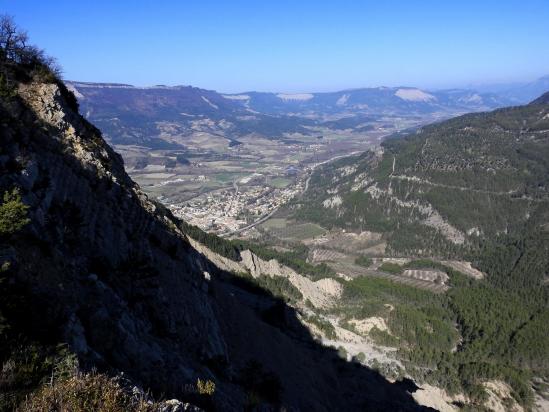 Sur le sentier d'ascension du pic de Luc, arrêt au niveau du belvédère sur l'effondrement Saint-Jean et la vallée de la Drôme