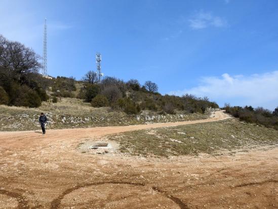 Sur la plateforme de décollage des parapentes sous le sommet de la Séranne