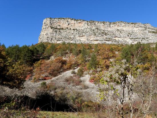 Sous le Rocher de Saint-Auban au niveau de la chapelle Saint-Michel