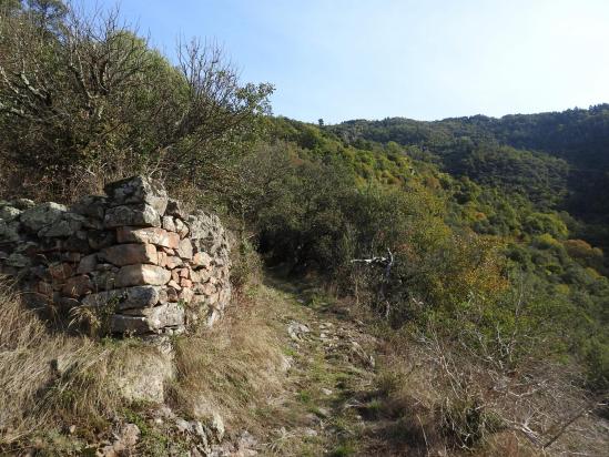 Sur le sentier pavé de montée vers Chalencon