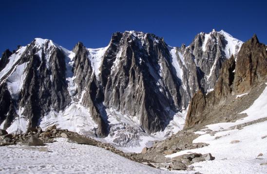 Montée sur le glacier des Améthystes face aux Courtes, aux Droites et à l'Aiguille Verte