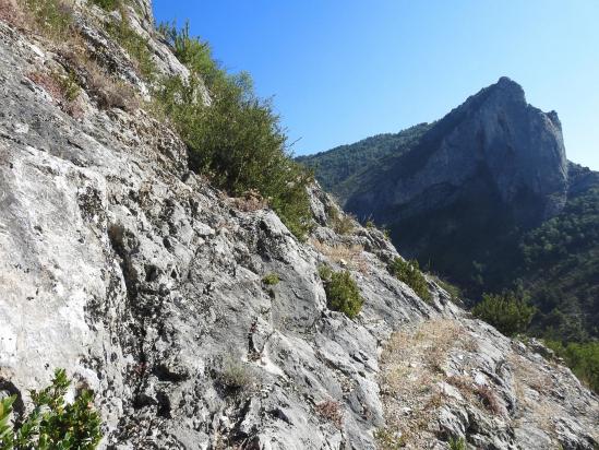 En montant au-dessus d'Orpierre face au Rocher du Quiquillon