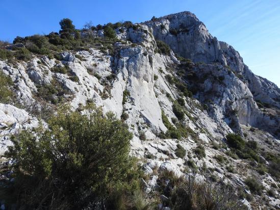 Sur le sentier Imoucha (la Croix-de-Provence vue depuis le Pas de l'Escalette)