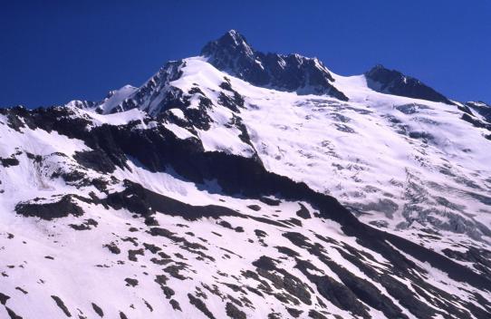 Depuis la Grande Ecaille, vue sur le glacier des Glaciers dominé par l'Aiguille des Glaciers