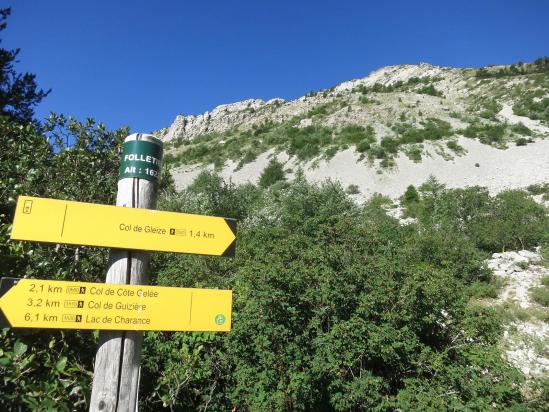 A la bifurcation de sentier sous le pic de la Greysiniere