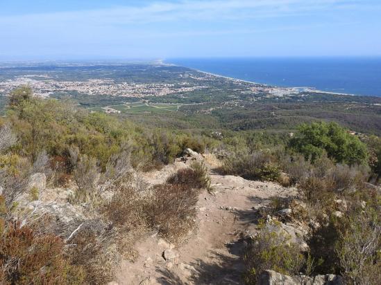 La côte catalane vue depuis la montée vers la Plaça d'Armes