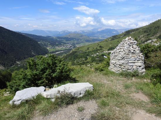 Dans la montée vers le Cuchon, vue en enfilade de la basse vallée de la Rouanne