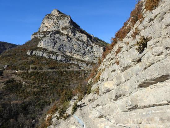 Sur le chemin aménagé entre Chalancon et Les Bayles (au fond, le Roc de Chalancon)