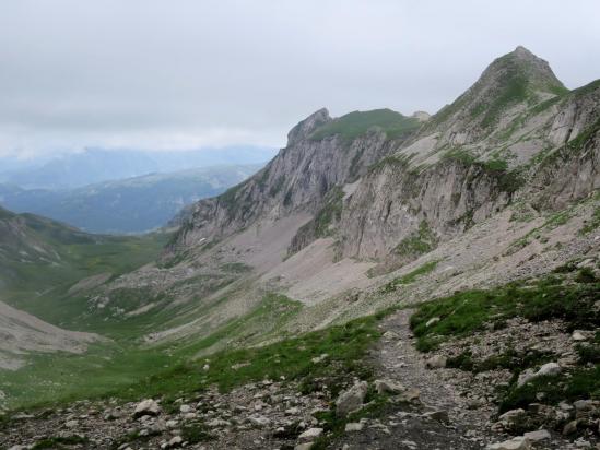 Le vallon des Aiguilles depuis le col éponyme