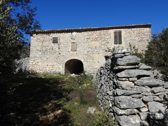 Entre Gordes et Sénanque, la ferme de la Débroussède