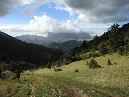 A l'approche de la cabane de l'Aup, vue arrière sur la montagne d'Aurouze