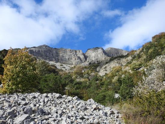 Les remparts orientaux de la Lance vus depuis le sentier d'accès au col de Concourdet