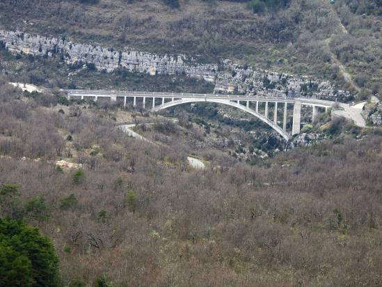 Vue lointaine du pont de l'Artuby depuis le ravin de Font Garnau