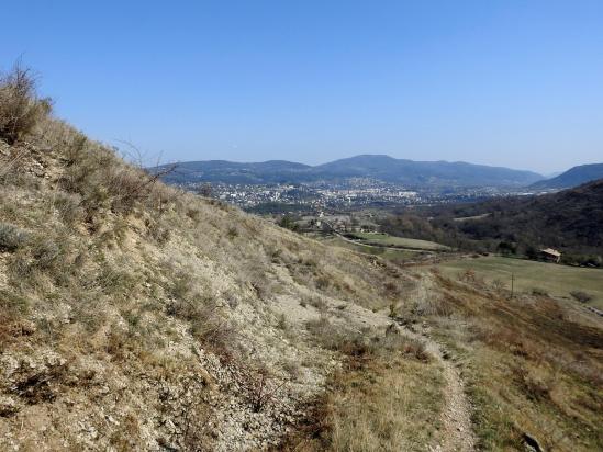 Descente vers la ferme de Verdus (au fond, le bassin de Privas)