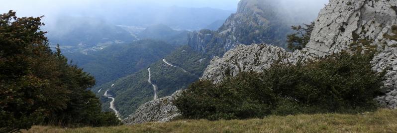 Descente de l'arête SE du But de Nève (en contrebas les lacets de la route d'accès au col de Rousset)