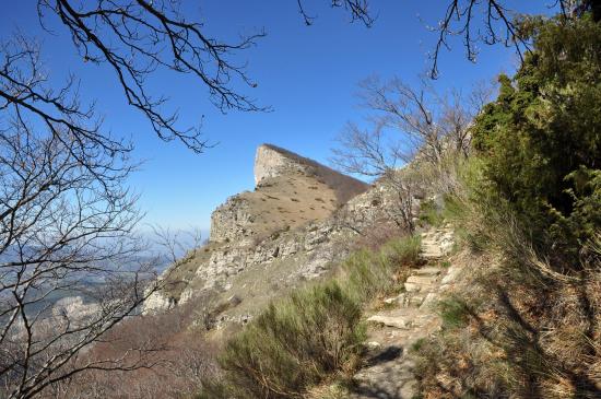 Roche-Rousse vue sur le chemin d'accès au Pas de Siara