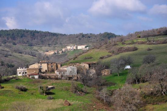 A la sortie de la Côte Jourdan, le hameau des Illiers