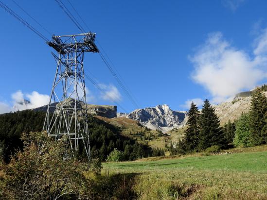 Le téléphérique de l'IRAM au pied de la combe de Corne