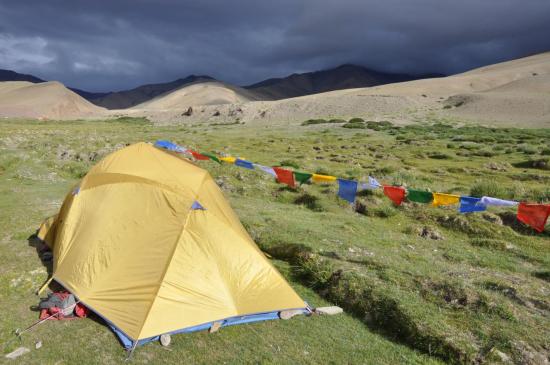 Premier camp à Chorten Sumdo sous un ciel d'orage