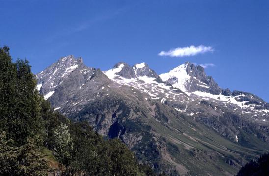 Montée au refuge de la Selle (à l'arrière, le vallon de la Lavey et la Tête des Fétoules)