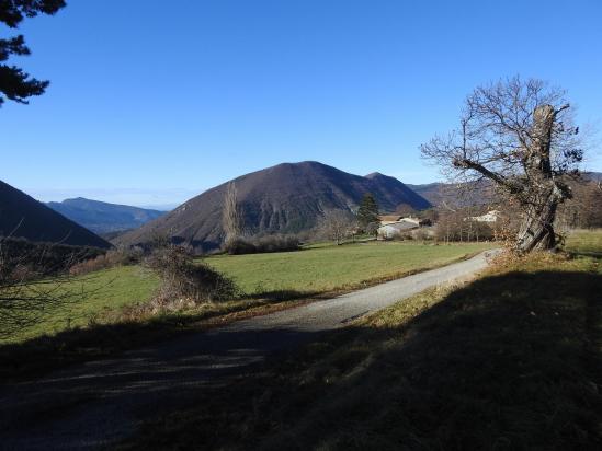 A quelques hectomètres du col de Vesc, le hameau des Blachons