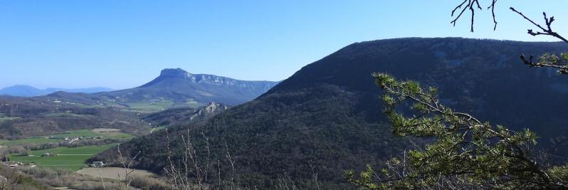 Dans la montée à Ste-Euphémie, vue sur Roche-Colombe et la montagne d'Eson