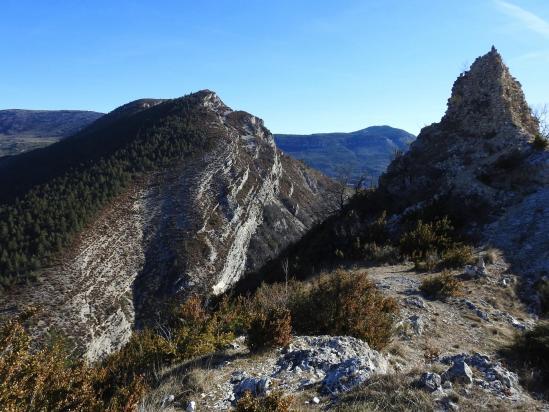 Au sommet du Roc de Chalancon (Serre Brousset, montagne des Ruelles et ruines du château)