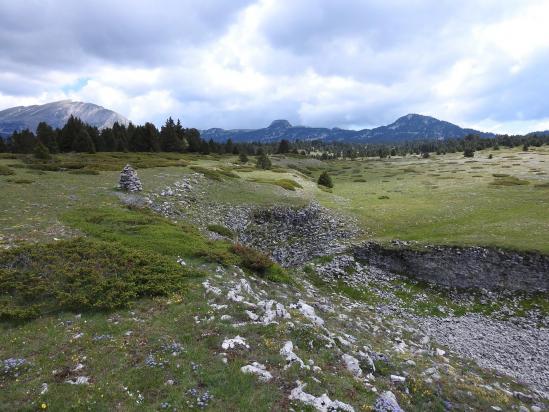 Le Grand-Veymont ferme l'horizon depuis le gouffre qui se trouve à mi-chemin de la bergerie