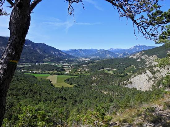 Sur le sentier d'ascension vers le Rocher de l'Aguille (Die et les remparts S du Vercors)