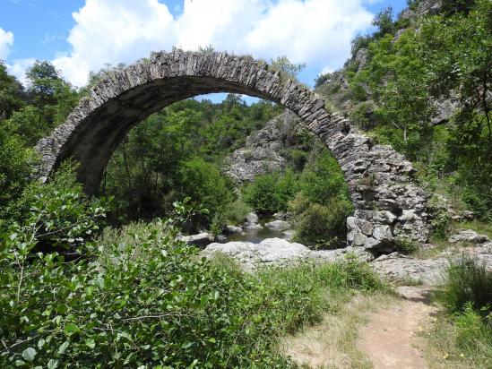 Le pont romain sur le Duzon au pied du village de Saint-Sylvestre