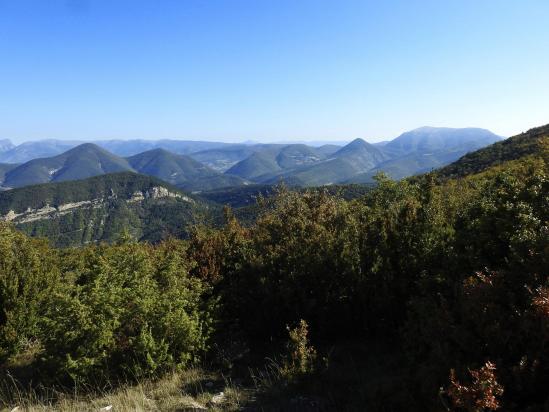 Sur la piste au-dessus de Gros Mourre, vue sur Miélandre et la Servelle