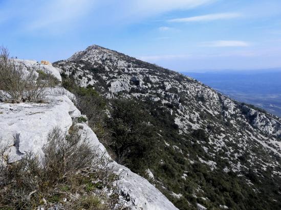 Dans la traversée du Rocher de la Barre (au fond, le Roc Blanc)