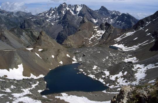 Les lacs Vert et Bleu du vallon des Houerts vus depuis le couloir de descente de la Mortice (à l'arrière l'Aiguille de Chambeyron)