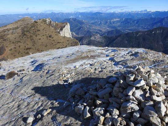 Au sommet du Veyou, de gauche à droite Rochecourbe, le Signal, le Grand Veymont et le massif des Ecrins